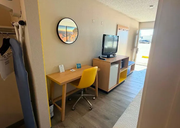 Days By Wyndham West 2*